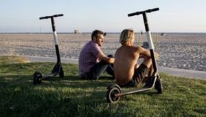 Assistir - Seguindo os Fatos – S01E15 – Scooter Wars - Episódio Online